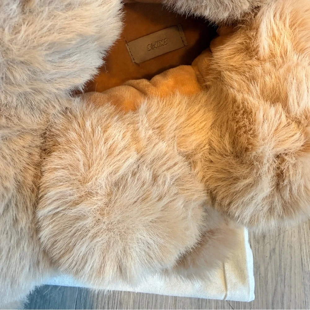SKIMS Light Brown Teddy Slippers - Picture 5 of 7
